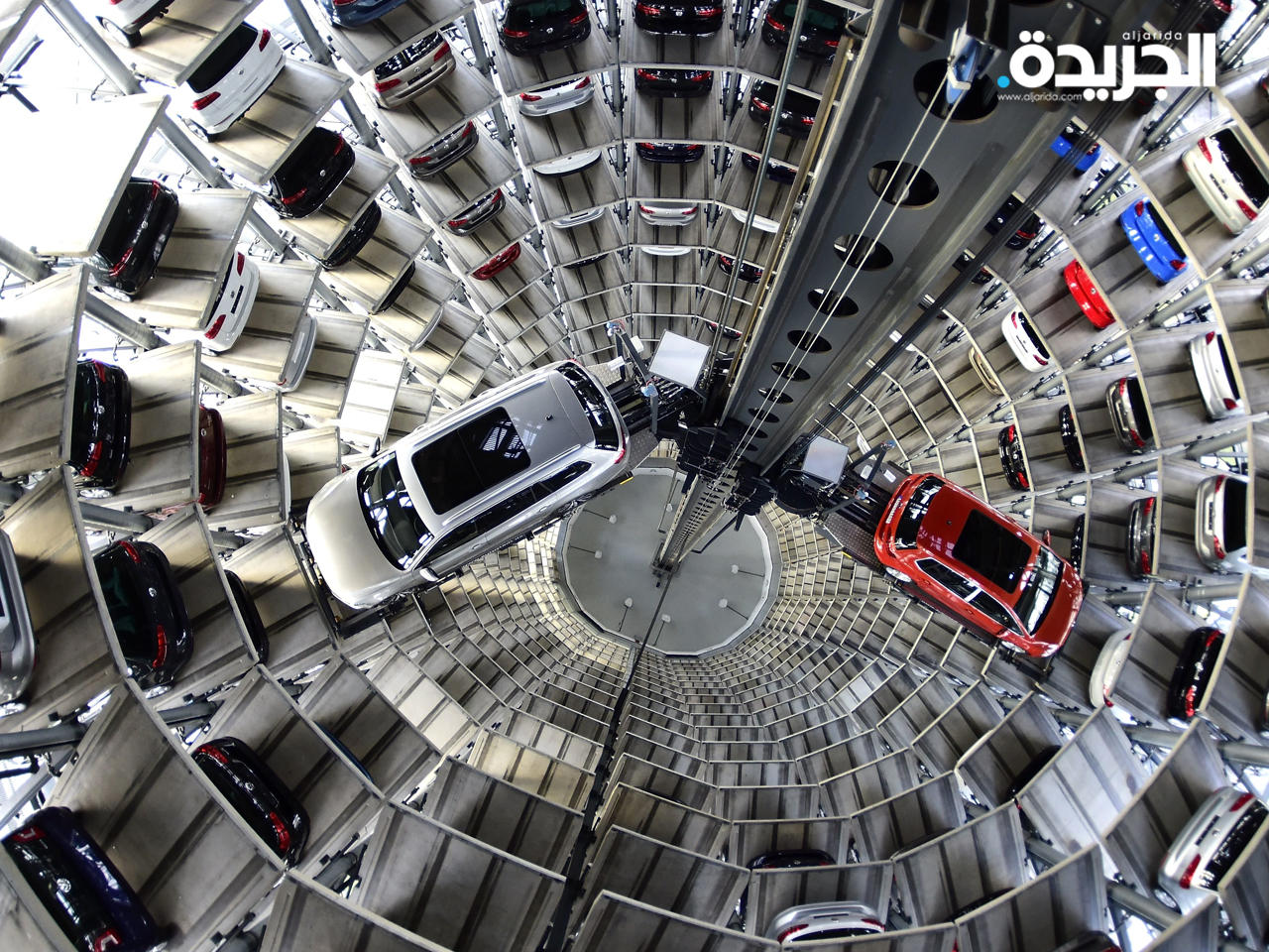 طريقة تخزين سيارات «فولكسفاجن» بمصنع فولفسبورغ في ألماينا
