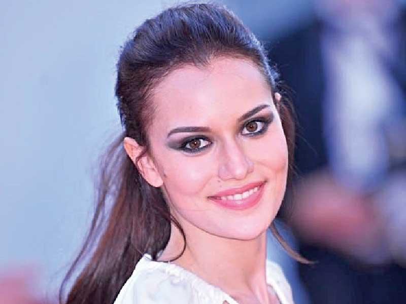 النجمة التركية ​فهرية أفجين