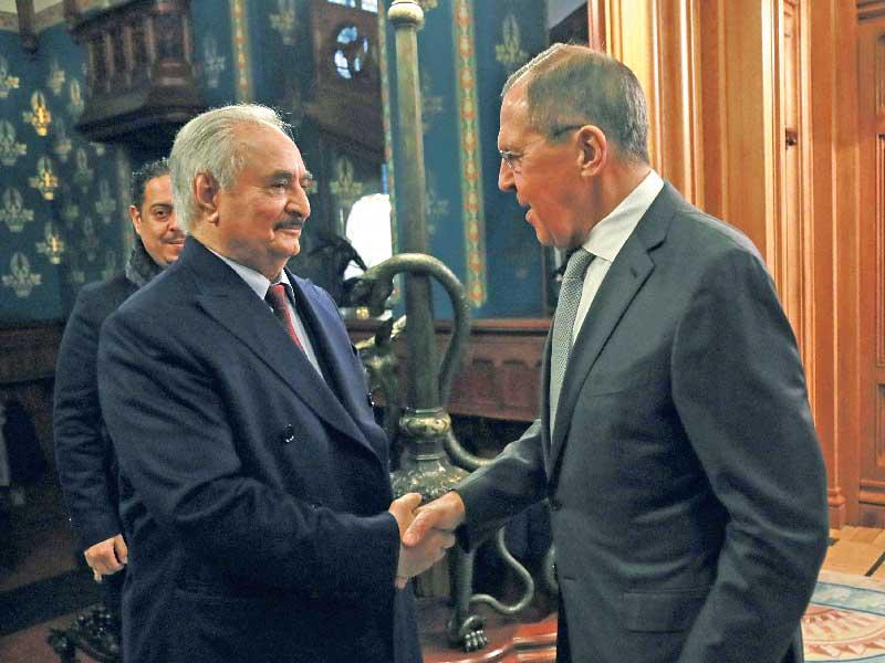 لافروف مستقبلاً حفتر في موسكو أمس (رويترز)