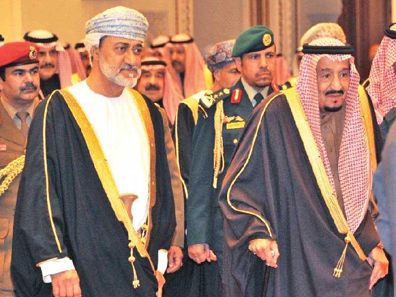 السلطان هيثم مستقبلاً الملك سلمان أمس