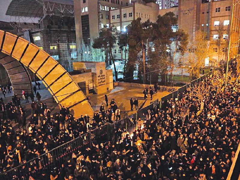 جانب من التظاهرات الإيرانية مساء أمس الأول