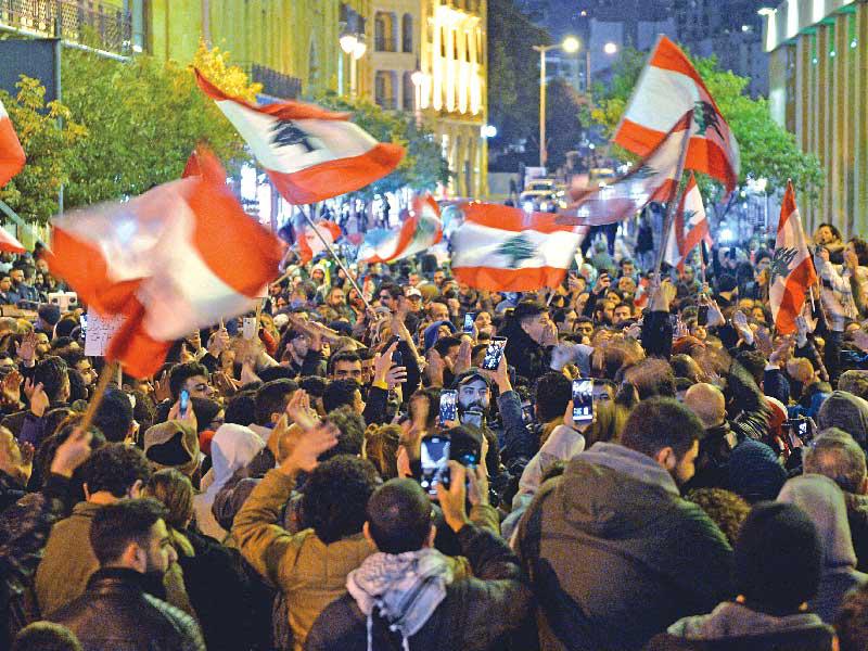 متظاهرون في وسط بيروت مساء أمس الأول