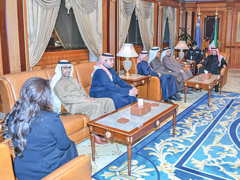 نائب رئيس مجلس الوزراء وزير الداخلية أنس الصالح مستقبلا وفد نقابة العاملين المدنيين بوزارة الداخلية