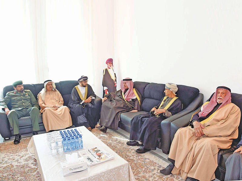 الوزير أحمد الناصر يقدم واجب العزاء 