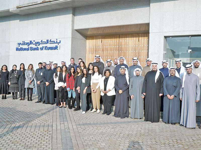 لقطة جماعية لموظفي بنك الكويت الوطني