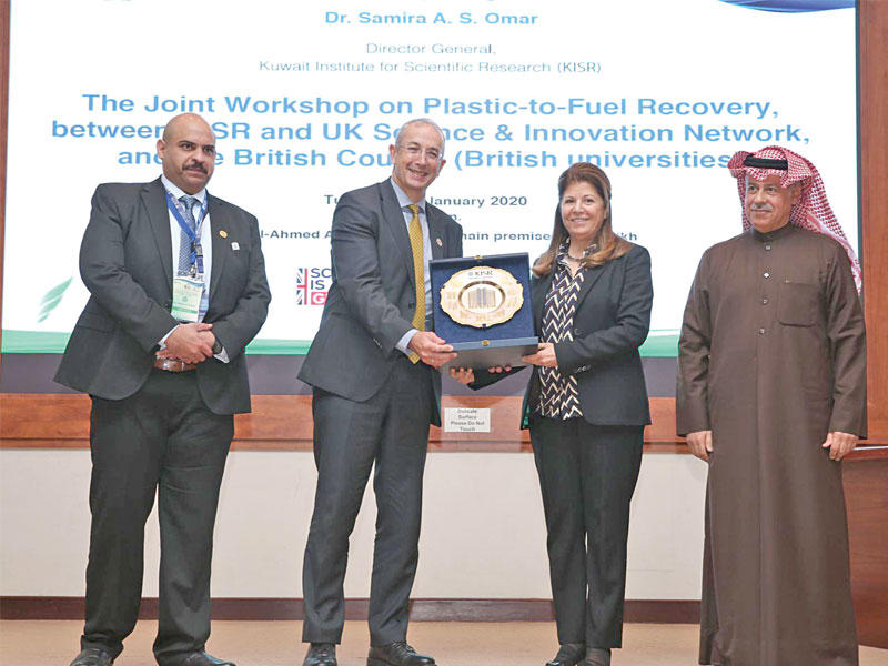 سميرة عمر والسفير البريطاني خلال الورشة