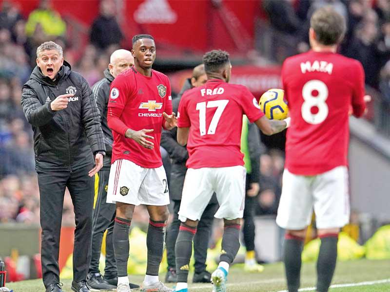 لاعبو مان يونايتد والمدرب سولشاير خلال مباراة سابقة