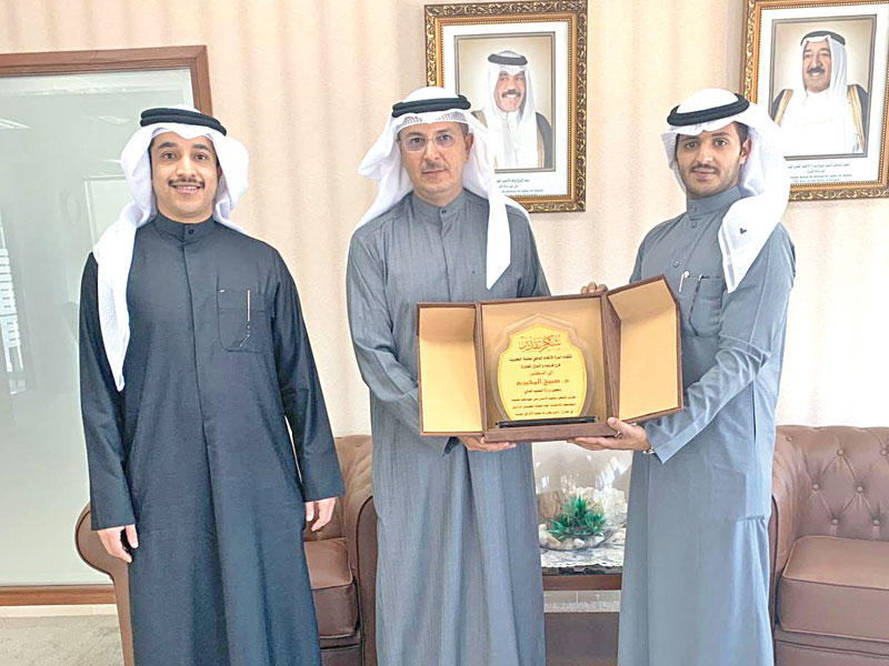 رئيس اتحاد فرنسا مكرماً وكيل وزارة التعليم العالي