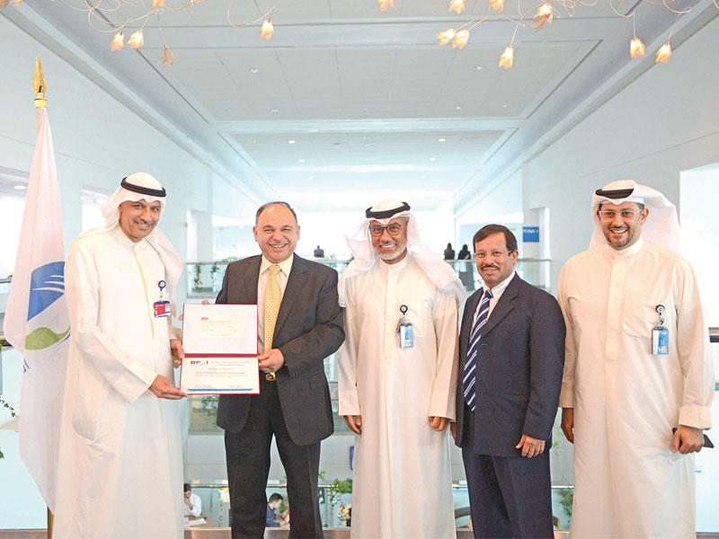 أثناء تقديم الدعم من المعهد لأسرة الجامعة