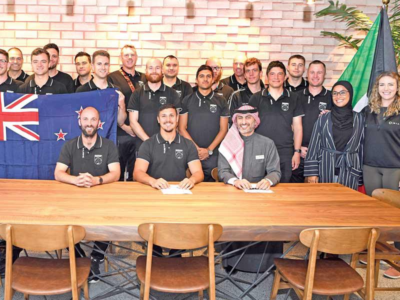 صورة جماعية للمدير العام لمركز ديسك للعلاج الطبيعي طلال النفيسي مع منتخب نيوزلندا