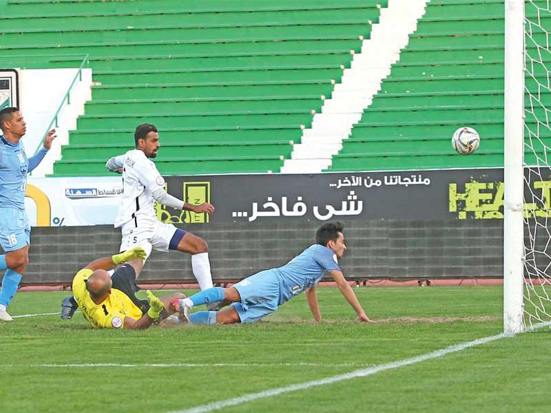 إحدى الفرص الضائعة لفريق السالمية أمام مرمى اليرموك (تصوير جورج رجي)