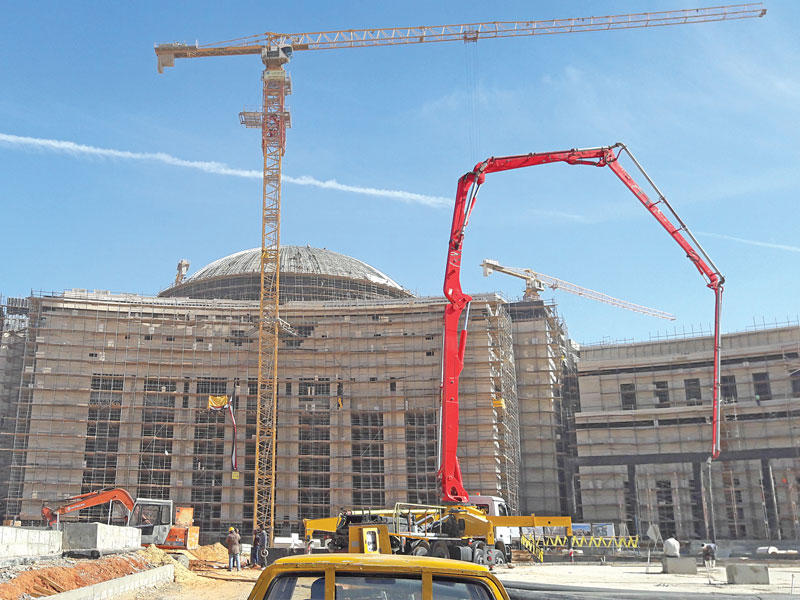 أعمال البناء في أحد الصروح الحكومية بالعاصمة الإدارية 