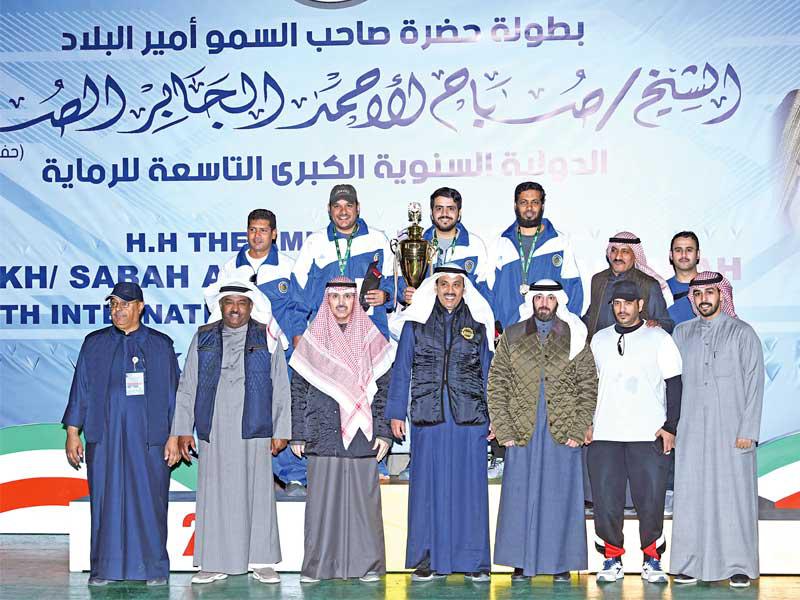 العتيبي متوسطاً أبطال مسابقة القوس والسهم ضمن منافسات بطولة (سمو الأمير) الدولية الكبرى التاسعة للرماية الجارية على ميادين (الشيخ صباح الاحمد) الاولمبي للرماية