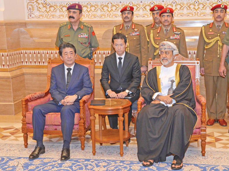 رئيس الوزراء الياباني شينزو آبي مع سلطان عمان هيثم بن طارق آل سعيد