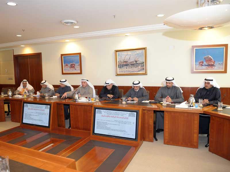 جانب من اجتماع لجنة المالية والاستثمار المنبثقة عن مجلس إدارة غرفة تجارة وصناعة الكويت اجتماعها الأول لعام 2020 برئاسة مقررها عمران حيات