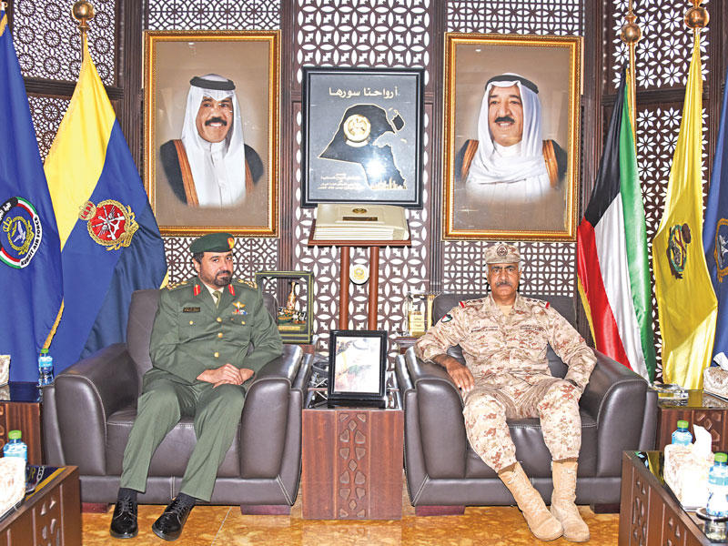 رئيس الأركان العامة للجيش الفريق الركن محمد الخضر مستقبلا الملحق العسكري الإماراتي لدى البلاد العميد د. عبدالله النيادي