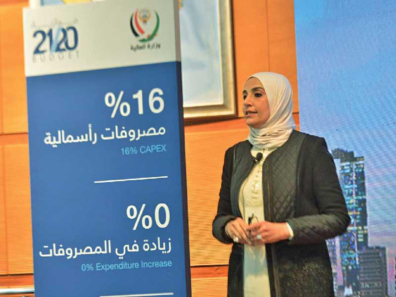 العقيل خلال إعلان الميزانية أمس