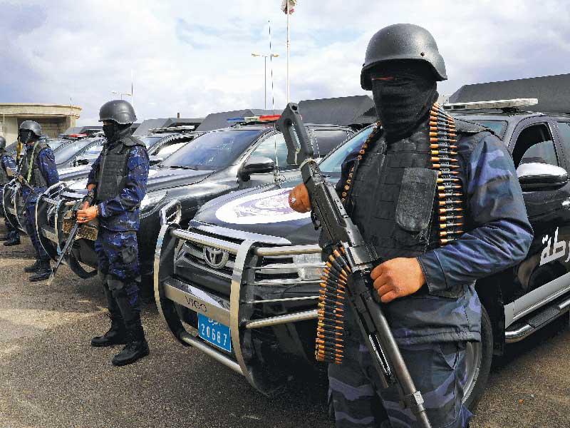 قوات خاصة تابعة لـ «الوفاق» في تاجوراء شرق طرابلس أمس (رويترز)