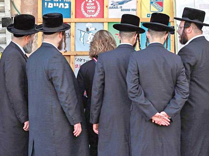 الشارع الاسرائيلي يتابع اخبار حاخام يشتبه في تورطه باحتجاز 50 امرأة وطفل