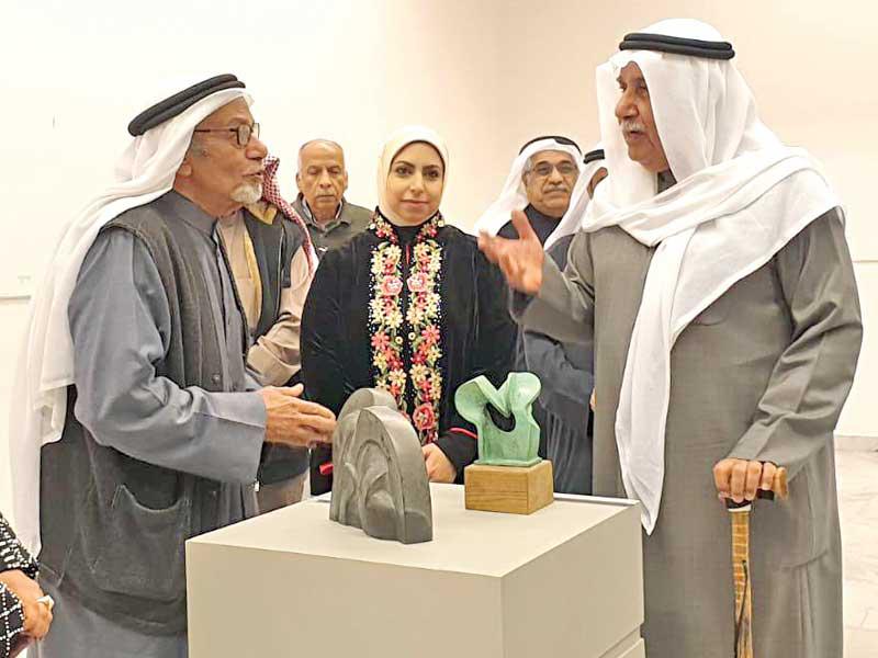  النحات خزعل القفاص خلال معرضه الشخصي تحت عنوان «إبداع» في قاعتي الفنون وأحمد العدواني