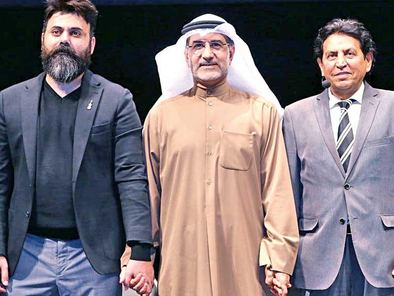 الشاعر كريم العراقي والأمين العام المساعد لقطاع الثقافة في المجلس الوطني الدكتور عيسى الانصاري والمايسترو فيصل شاه