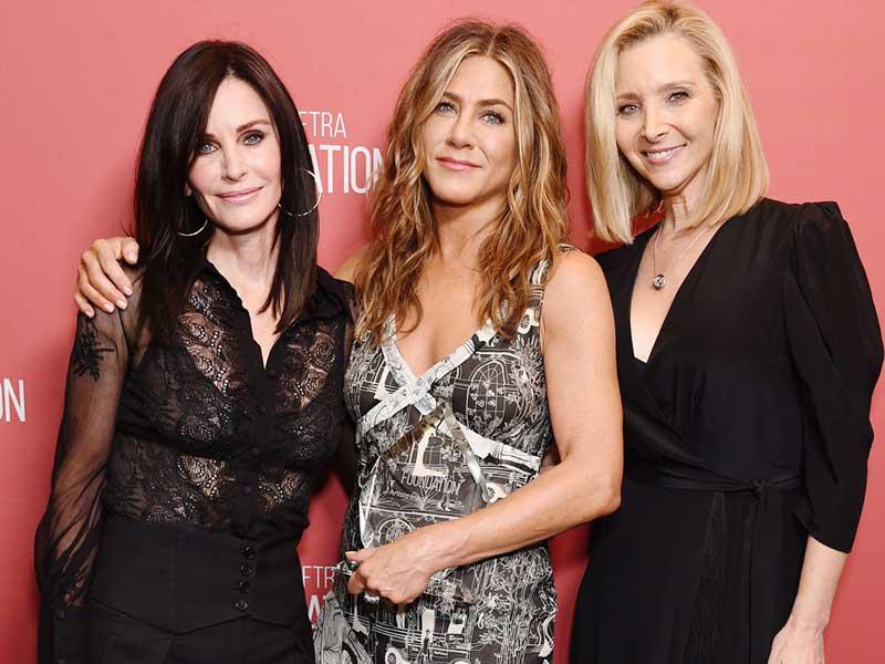  النجمة الأميركية ​جنيفر أنيستون​ متوسطة صديقتيها المفضلتين من مسلسل «Friends» كورتني كوكس​ و​ليزا كودرو