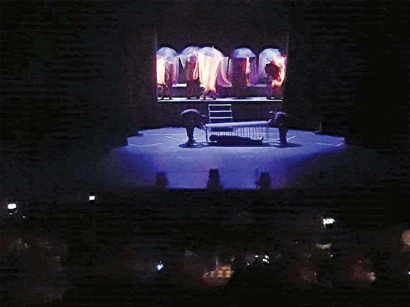 جانب من المسرحية الكويتية (على قيد الحلم)