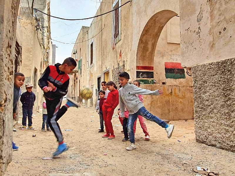 صبية يلعبون الكرة في طرابلس أمس الأول (أ ف ب)