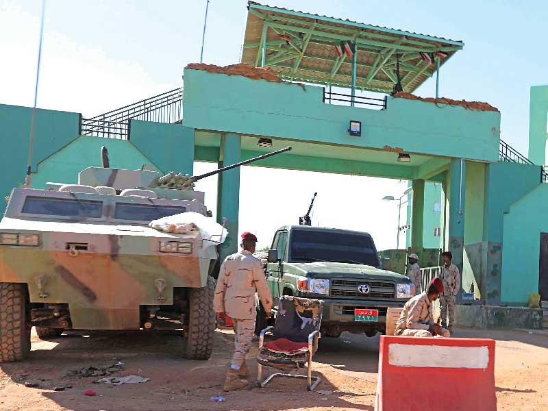 الجيش يسيطر على مدخل مقر جهاز المخابرات العامة في الخرطوم أمس (أي بي أيه)