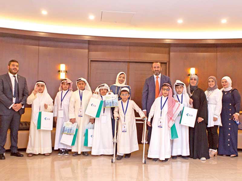 محمد السقا ونواف ناجيا في لقطة جماعية مع الطلبة