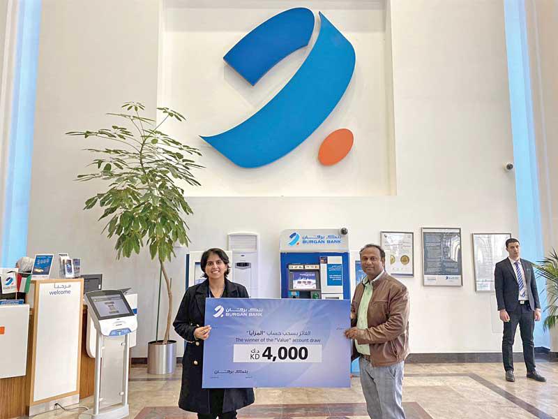  محمد أكرم محمد يعقوب الفائز بجائزة حساب «المزايا» للمقيمين بقيمة 4000 د.ك يتسلم الجائزة من بنك برقان