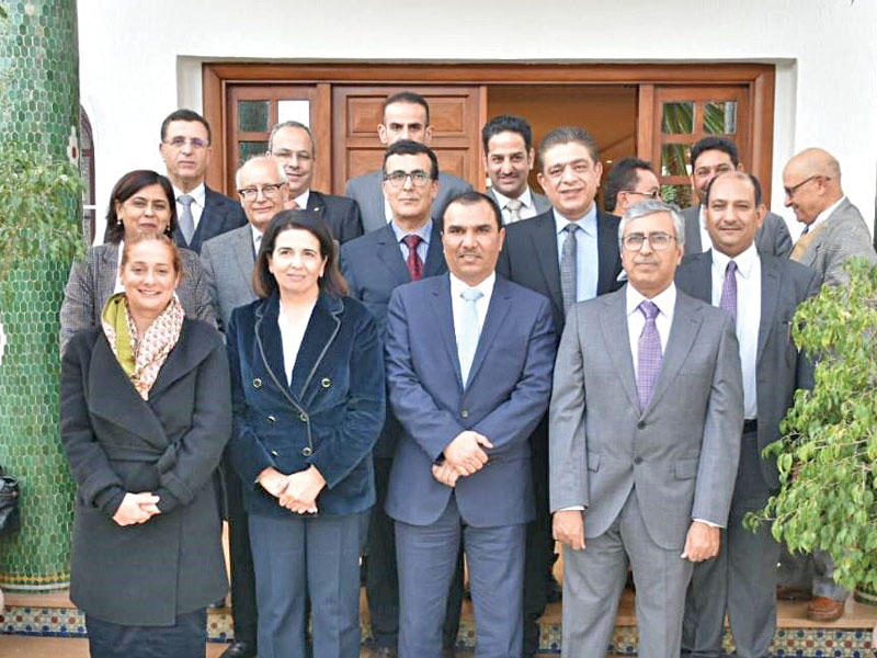 أعضاء اللجنتين الكويتية والمغربية بعد توقيع مذكرة التفاهم