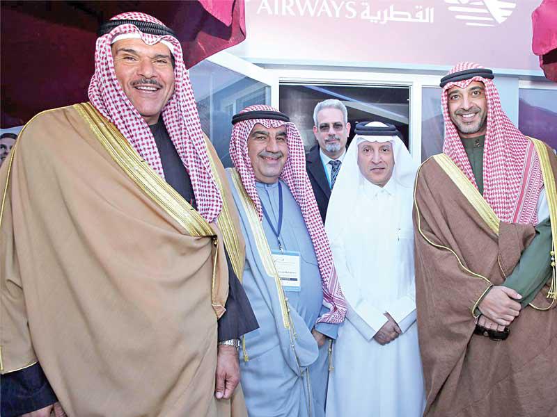  الشيخ محمد العبدالله نائب وزير شؤون الديوان الأميري، والشيخ سلمان الحمود رئيس الإدارة العامة للطيران المدني و أكبر الباكر الرئيس التنفيذي لمجموعة الخطوط القطرية في جناح «القطرية» 