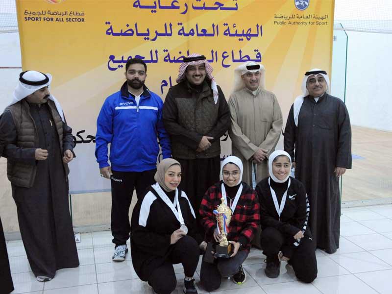 نائب المدير العام للهيئة العامة للرياضة لقطاع الرياضة للجميع مشعل الهدبة، ومدير إدارة الرياضة للجميع حامد الهزيم مع الفائزات