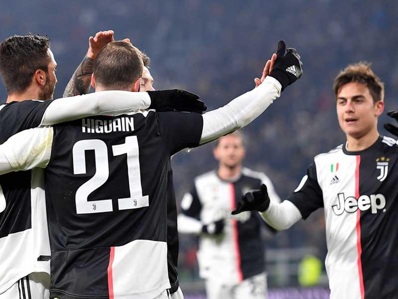 لاعبو يوفنتوس يهنئون هيغواين بهدفه الأول