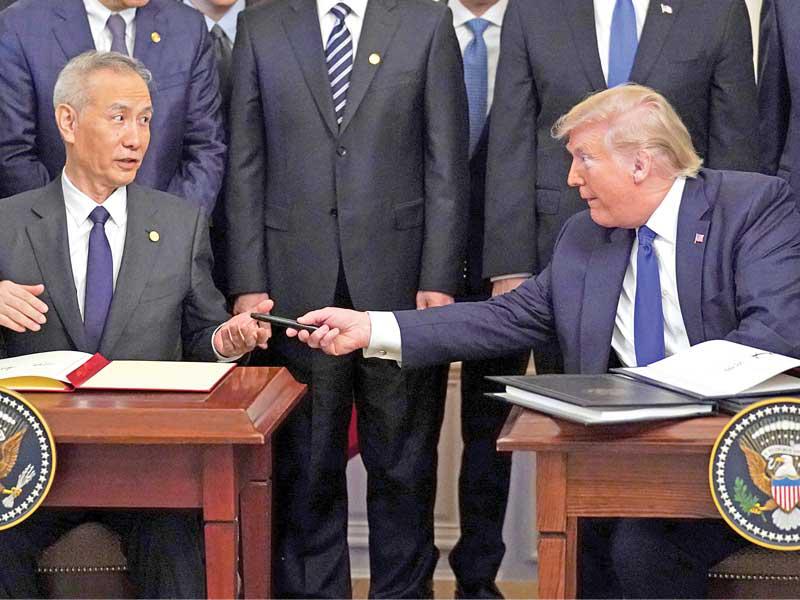 ترامب وليو خه خلال التوقيع على اتفاق تجاري مبدئي بين الولايات المتحدة والصين