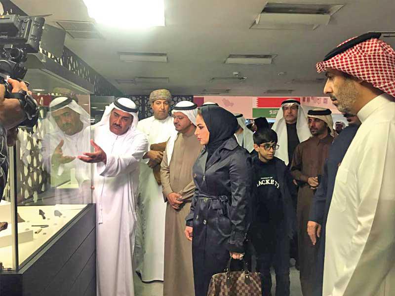 العدواني أثناء جولتها في المعرض