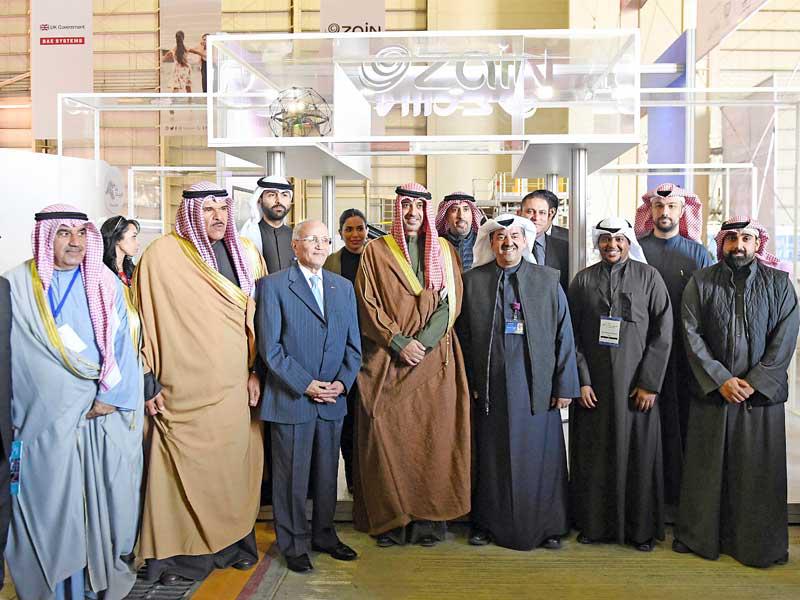 العبدالله يتوسط الحمود وبهبهاني والخشتي في جناح «زين» بالمعرض