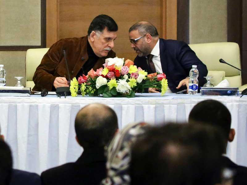 السراج ورئيس المجلس الأعلى للدولة خالد المشري في مؤتمر صحافي بطرابلس أمس الأول (أ ف ب)