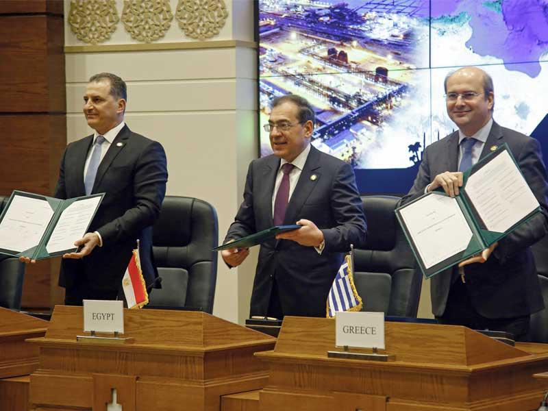 وزير النفط المصري متوسّطاً وزيري الطاقة اليوناني والقبرصي في القاهرة أمس (اي بي ايه)