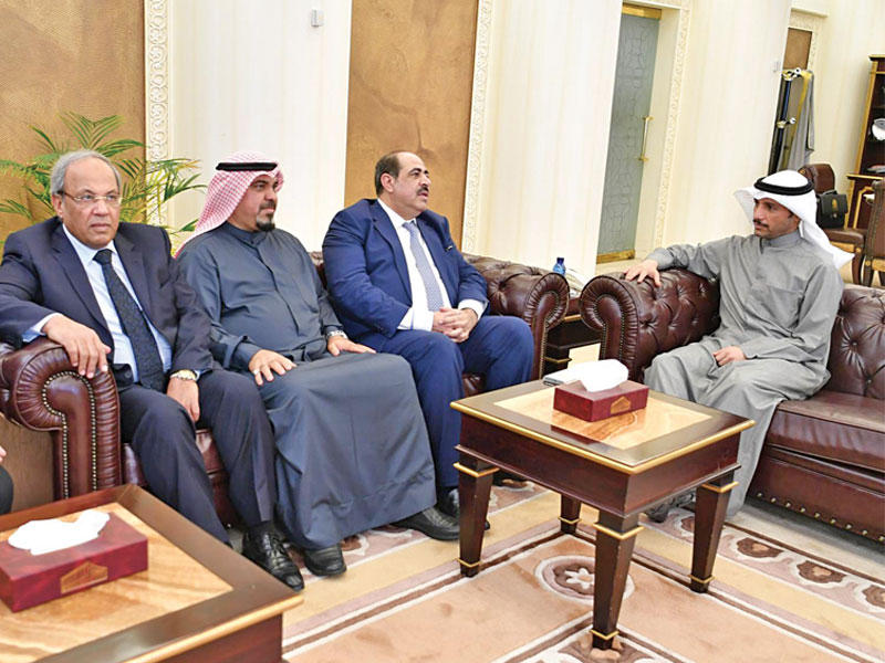 رئيس مجلس الأمة مرزوق الغانم في مكتبه امس مستقبلا وفد الاتحاد العربي للتضامن الاجتماعي 