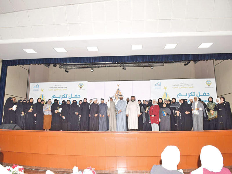 وكيل وزارة الشؤون الاجتماعية عبدالعزيز شعيب والعجيل يتوسطان المكرمات