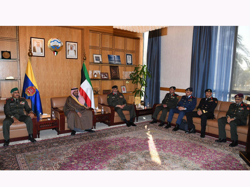 المنصور متوسطا الخضر والصالح خلال ترقيته أمس 