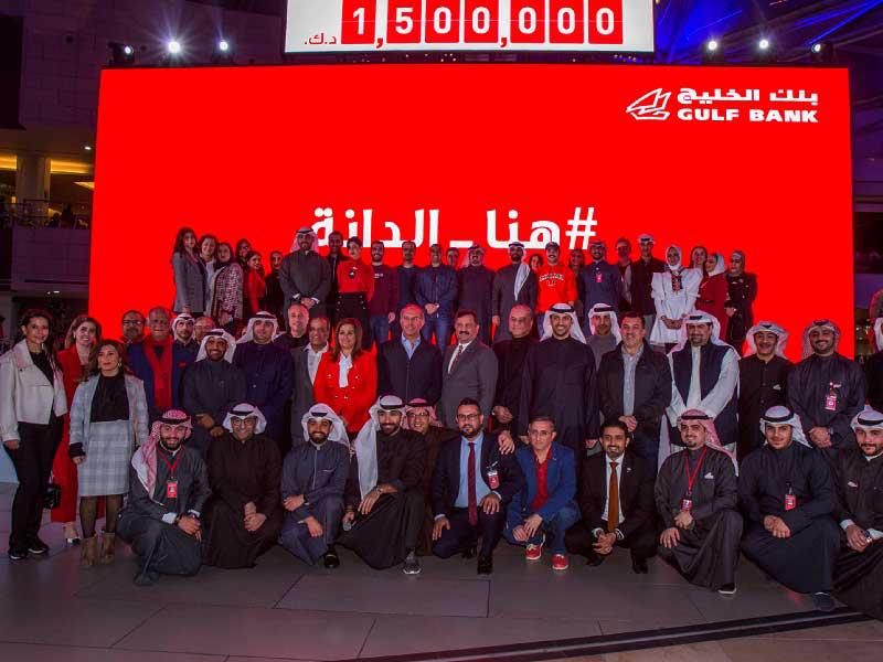 أنطوان ضاهر يتوسط موظفي البنك