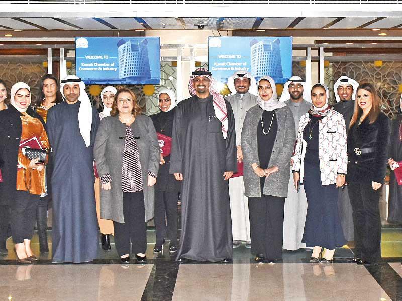 إلهام محفوظ مع أعضاء الإدارة التنفيذية والموظفين الخريجين