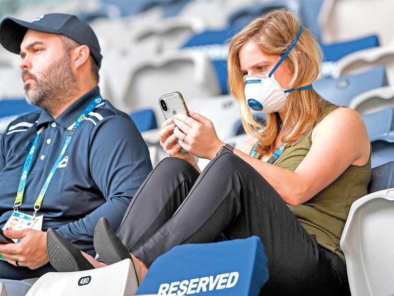 الجماهير تستخدم الأقنعة الواقية خلال متابعة التدريبات على ملاعب رولان غاروس