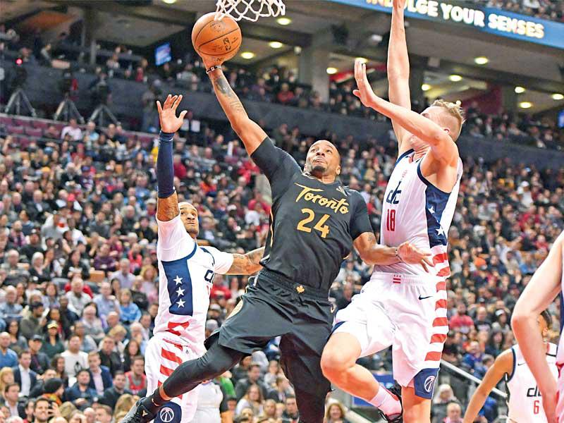 نورمان باول نجم رابتورز خلال مواجهة ويزاردز