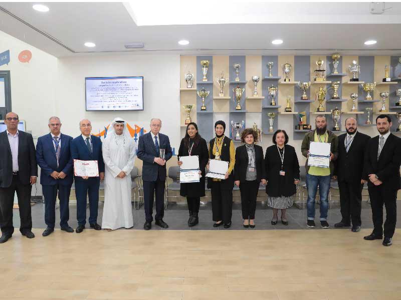 صورة جماعية للطلبة مع إدارة الكلية الأسترالية في الكويت