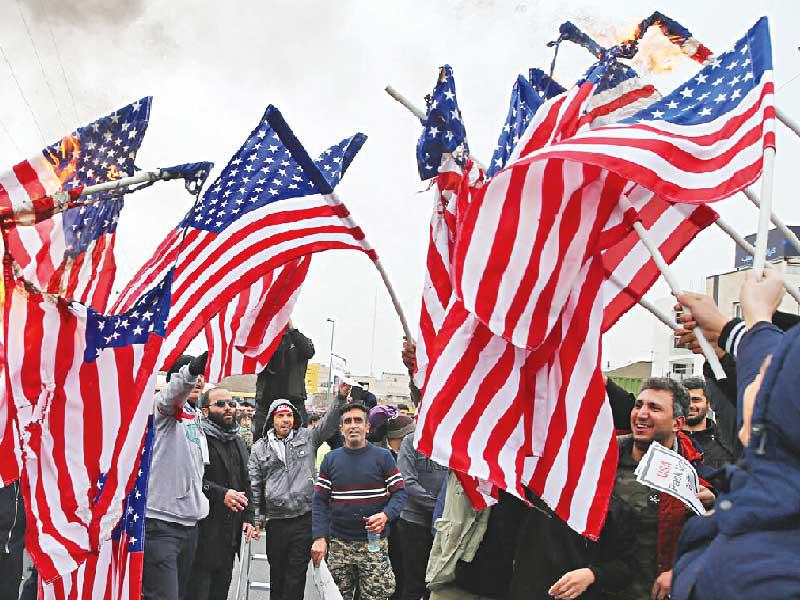 إيرانيون على وشك حرق أعلام أميركية قبل خطبة خامنئي أمس الأول (إرنا) 