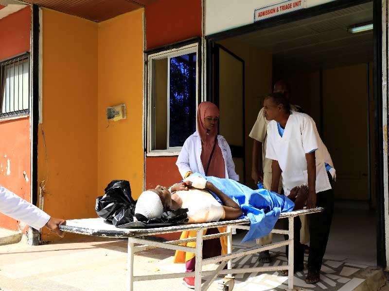 مسعفون في مستشفى المدينة يساعدون شخصًا  في انفجار في أفغوي ، أثناء وصوله للعناية الطبية في مقديشو ، الصومال